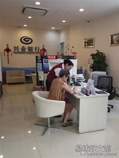 母亲六十多岁不识字，去年到银行存钱，工作人员给她办理了一个保险，请问各位咋办？