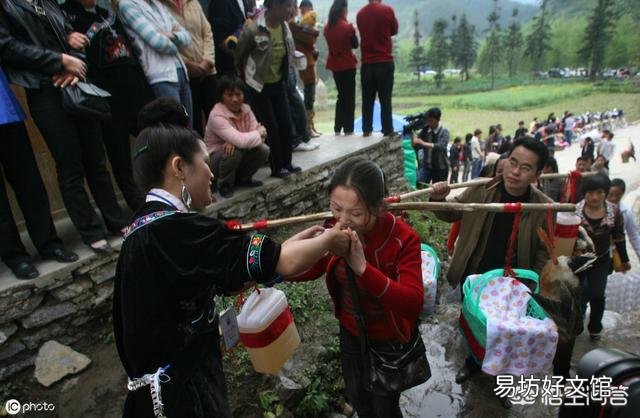 给城市的亲戚送了一些农村野菜,他吃后肚子疼住院现在向我索要赔偿。请问我需要给他?