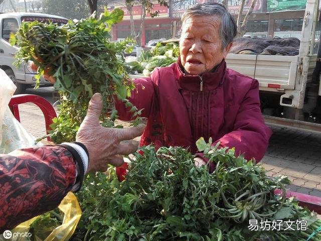 给城市的亲戚送了一些农村野菜,他吃后肚子疼住院现在向我索要赔偿。请问我需要给他?