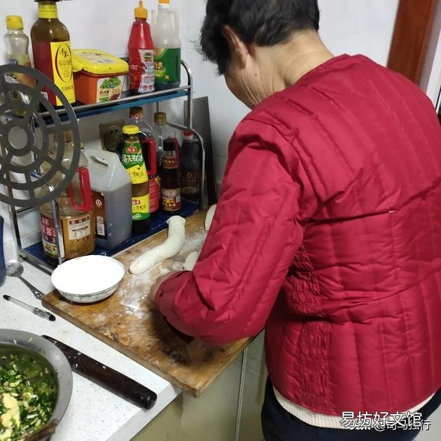 老辈子留下的话,爹死穿孝两年半,娘死穿孝整三年。知道为什么吗?