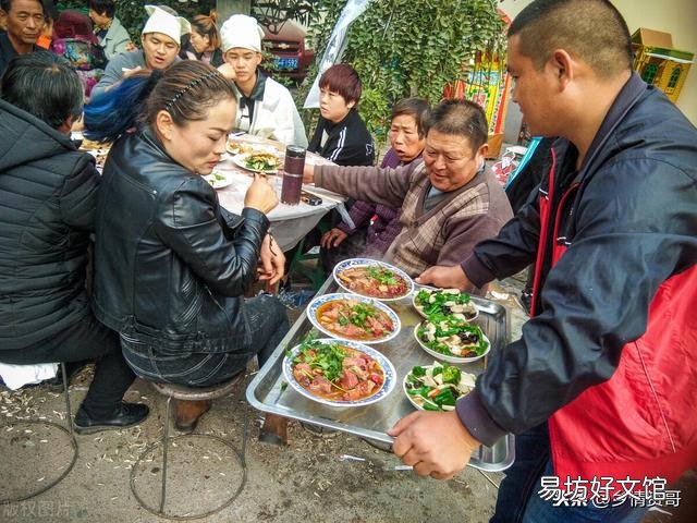 农村邻居去世,出殡时我没回,有人讲我无情。我应该回吗?