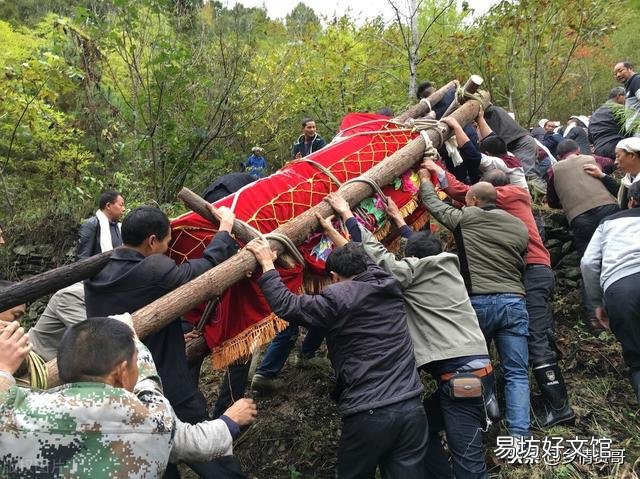 农村邻居去世,出殡时我没回,有人讲我无情。我应该回吗?