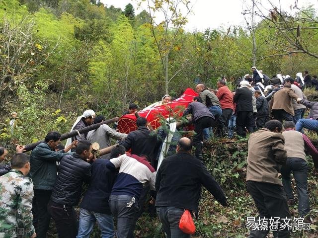 农村邻居去世,出殡时我没回,有人讲我无情。我应该回吗?