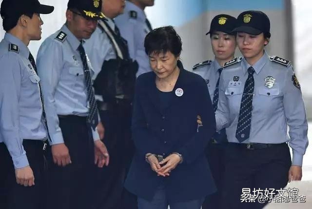 朴槿惠和崔顺实面对人生逆境,谁是真正英雄?