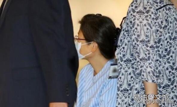 朴槿惠和崔顺实面对人生逆境,谁是真正英雄?