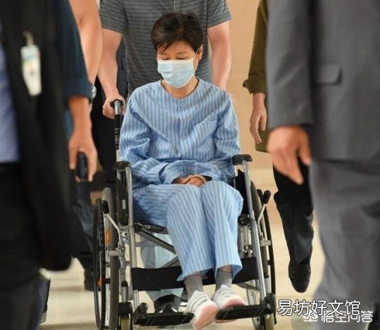 朴槿惠和崔顺实面对人生逆境,谁是真正英雄?