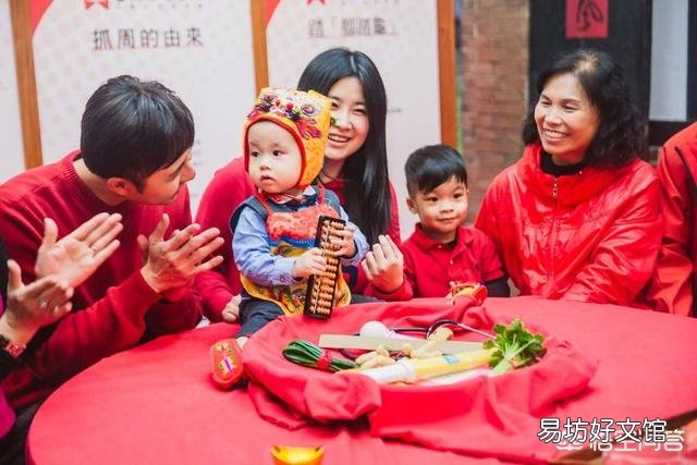 宝宝满一周岁了，我们这儿有个习俗是抓周，不知道什么时候给宝宝安排？你们那里都怎么过的？