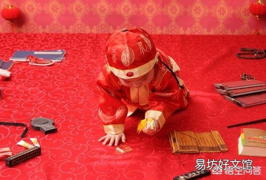 宝宝满一周岁了，我们这儿有个习俗是抓周，不知道什么时候给宝宝安排？你们那里都怎么过的？