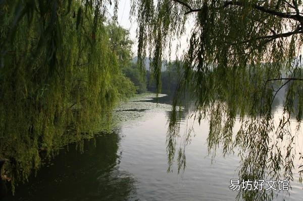 上联,画栏倚思湖山翠,下联?