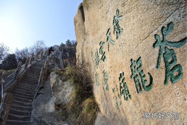 上联:南拳北腿比功夫难分上下，下联如何对？