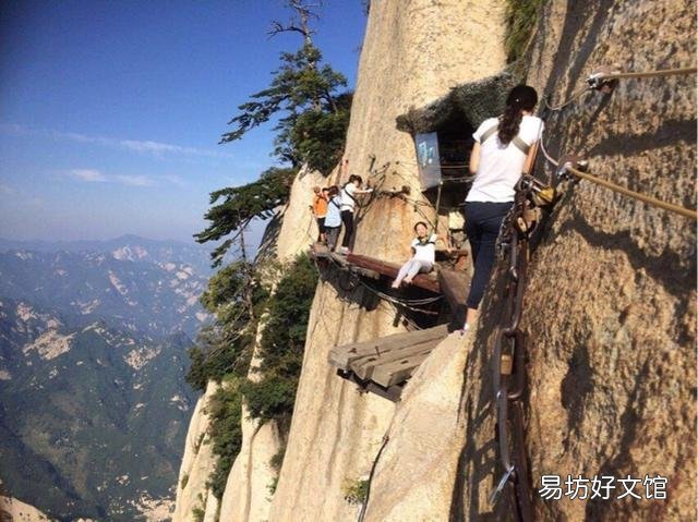 上联:南拳北腿比功夫难分上下，下联如何对？