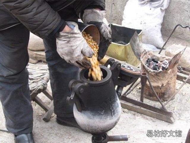 老伯将一只鸡放在炒爆米花的机器里,结果怎么样?