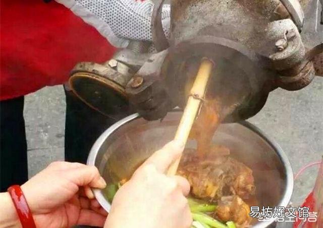 老伯将一只鸡放在炒爆米花的机器里,结果怎么样?