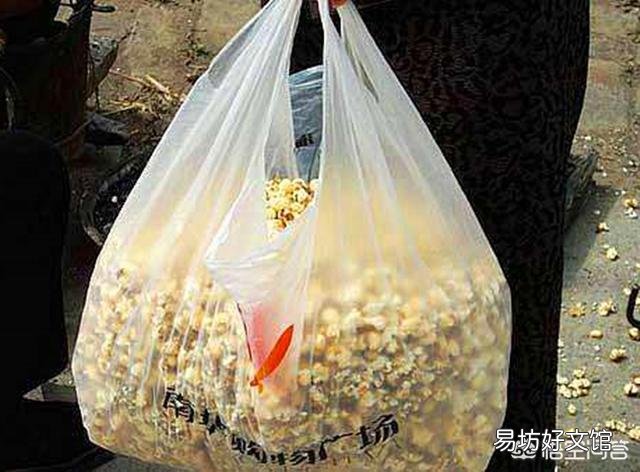 老伯将一只鸡放在炒爆米花的机器里,结果怎么样?