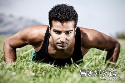 请问一天分几组俯卧撑200个，有什么作用？