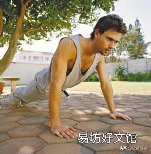 请问一天分几组俯卧撑200个，有什么作用？