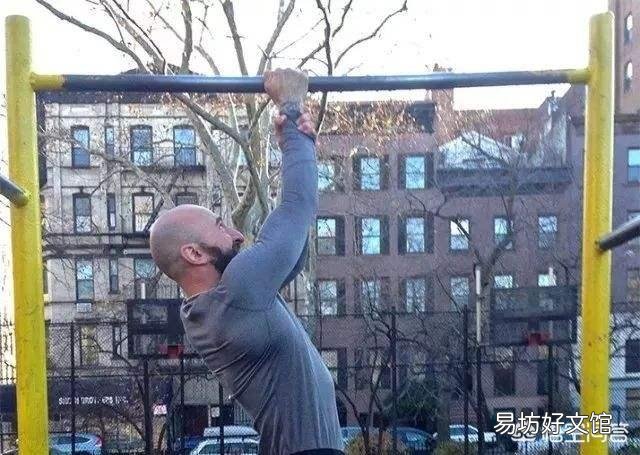 单臂的引体向上有多难?