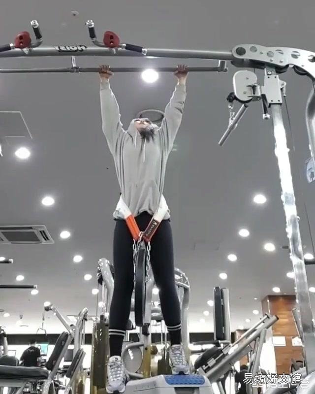 单臂的引体向上有多难?