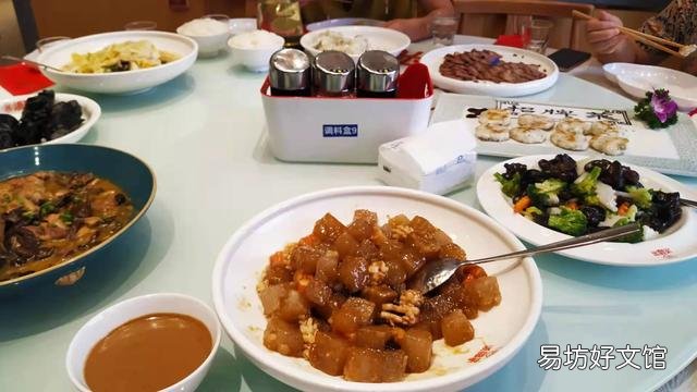 饭店里客人的剩菜,为何只有老板和厨师有处置权,服务员不许动?