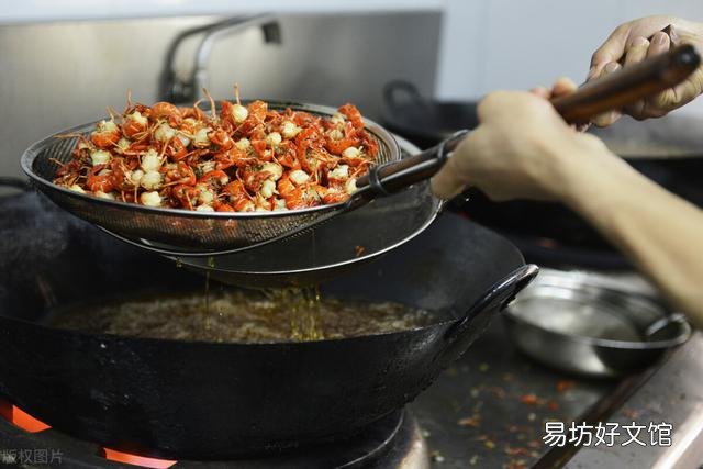 酒店厨师炒菜的灶台旁有一根水管总开着,这是干什么用的?