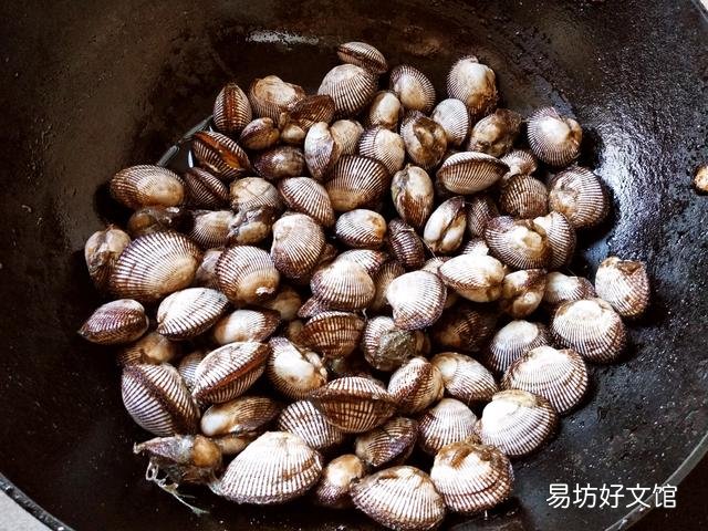 海边人吃海鲜,常说:蚶子拍,八带摔。知道什么意思吗?