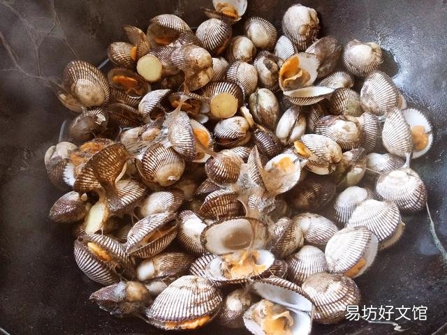 海边人吃海鲜,常说:蚶子拍,八带摔。知道什么意思吗?