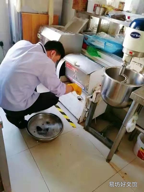 饭店都太萧条了吧，没人吃饭，我都不敢进去，你们那也是这样吗？