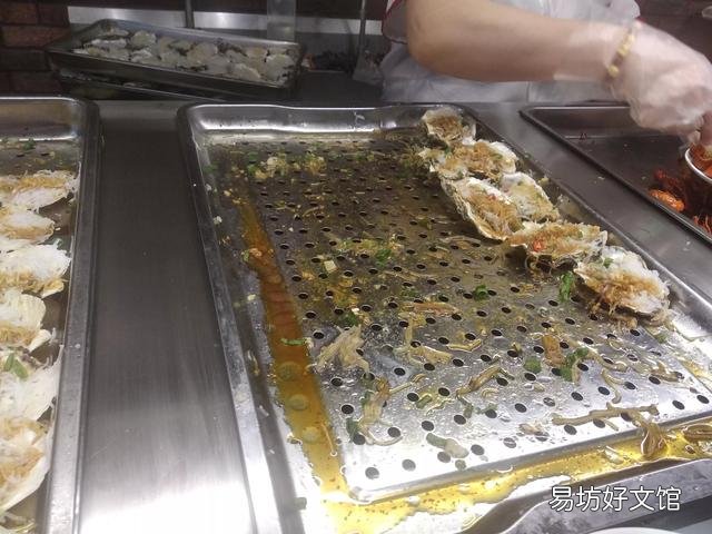 饭店都太萧条了吧，没人吃饭，我都不敢进去，你们那也是这样吗？