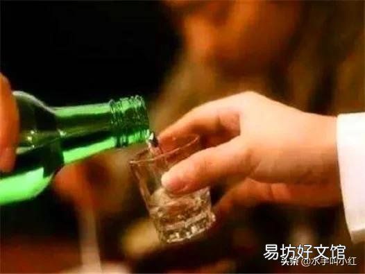 给人倒酒,对方用手盖住杯口,说我没资格给他倒,怎么巧妙化解?