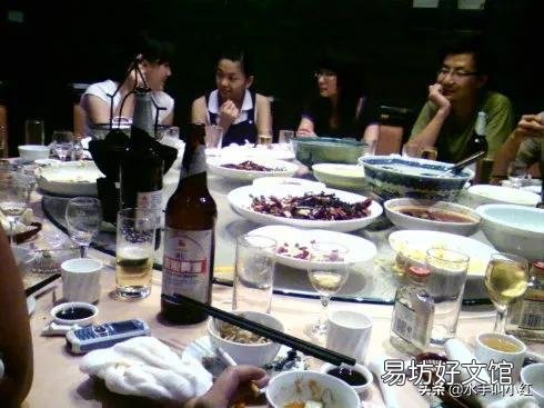 给人倒酒,对方用手盖住杯口,说我没资格给他倒,怎么巧妙化解?