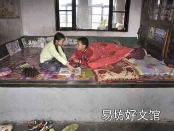 东北人睡炕为什么都是头朝外，他们不怕枕头掉下来吗？