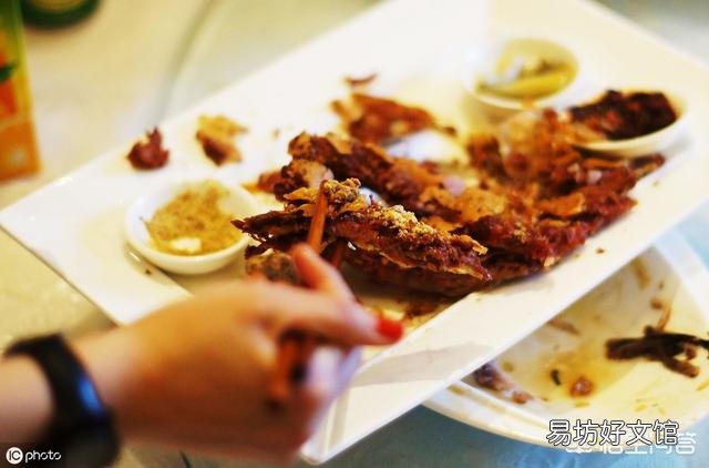 在一些农村,村民会把晚饭吃剩的饭菜留到第二天,热后继续食用,这样会带来哪些问题?