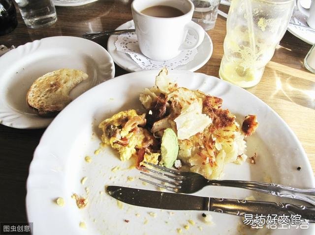 在一些农村,村民会把晚饭吃剩的饭菜留到第二天,热后继续食用,这样会带来哪些问题?