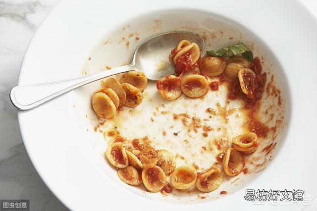 在一些农村,村民会把晚饭吃剩的饭菜留到第二天,热后继续食用,这样会带来哪些问题?
