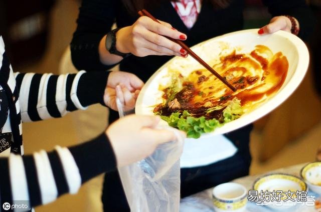 在一些农村,村民会把晚饭吃剩的饭菜留到第二天,热后继续食用,这样会带来哪些问题?