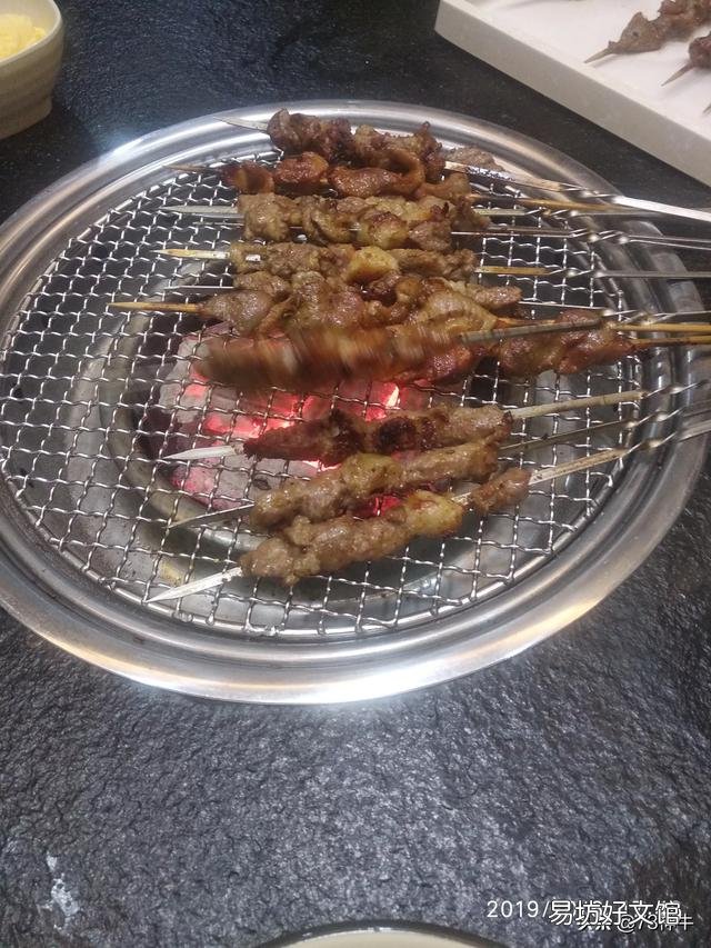 为什么新疆烤肉串都是用铁签穿的,而内地的都是用竹签穿的?