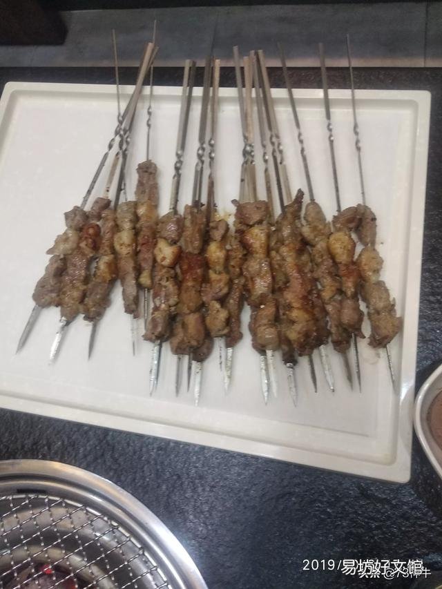 为什么新疆烤肉串都是用铁签穿的,而内地的都是用竹签穿的?