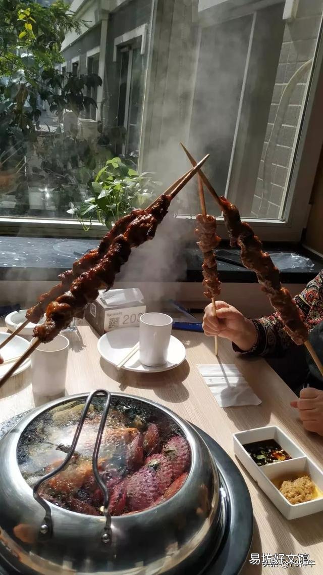 为什么新疆烤肉串都是用铁签穿的,而内地的都是用竹签穿的?