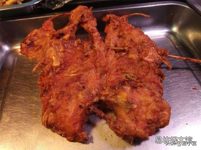街边小摊,炸鸡架骨15块钱一斤再送半斤,这个到底是什么肉?