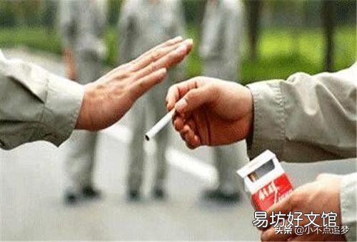 假如有人在酒桌上发烟不发给你，该如何巧妙的回击他？