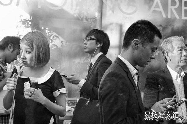 假如有人在酒桌上发烟不发给你，该如何巧妙的回击他？