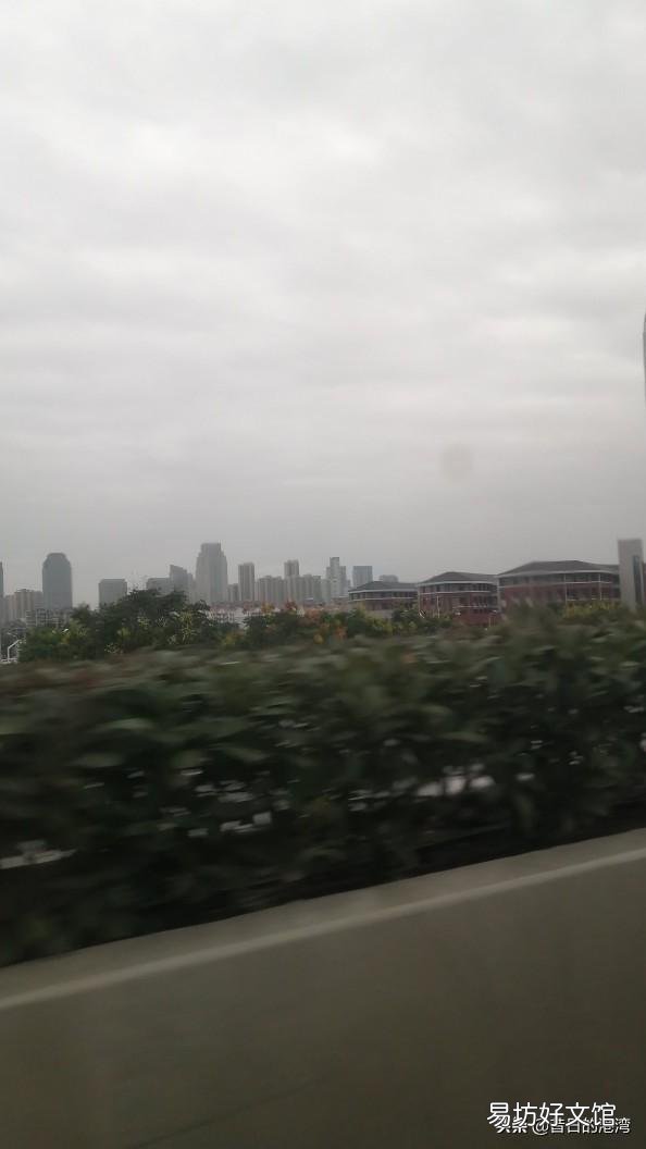 假如有人在酒桌上发烟不发给你，该如何巧妙的回击他？