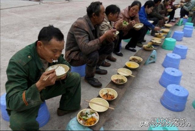 在工地干活天天在姐那吃，姐夫吃饭时买了一瓶啤酒是什么心理？
