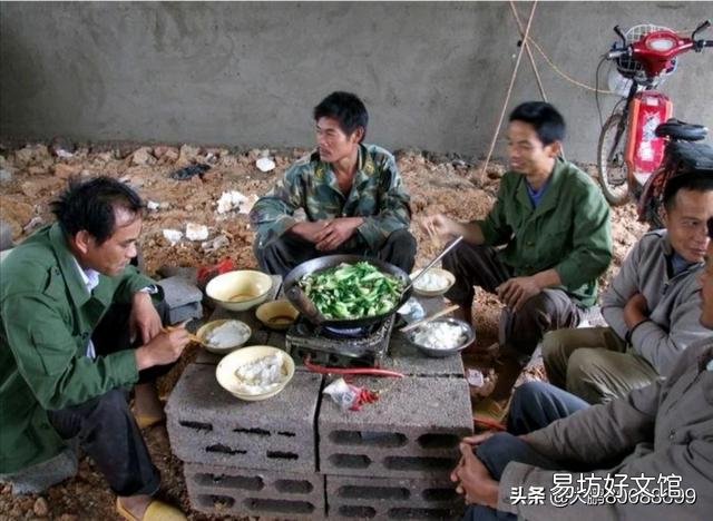 在工地干活天天在姐那吃，姐夫吃饭时买了一瓶啤酒是什么心理？