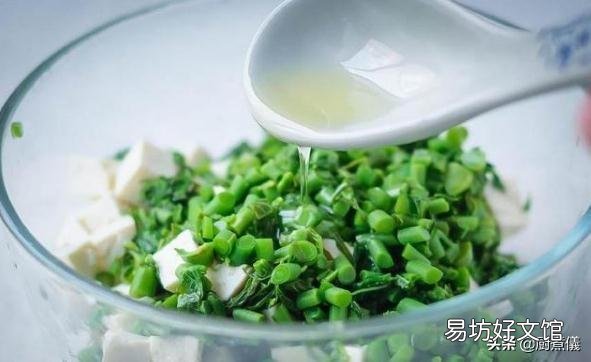 最近香椿很火，很想吃，有朋友能介绍一下具体的吃法做法吗？