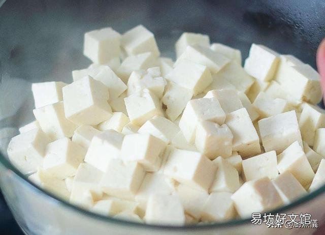 最近香椿很火，很想吃，有朋友能介绍一下具体的吃法做法吗？