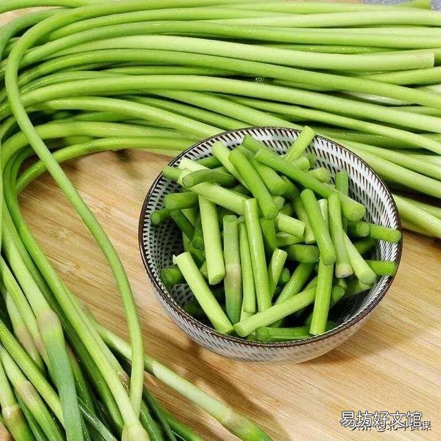 蒜苔为什么有红帽和白帽之分?买蒜苔该怎么选?