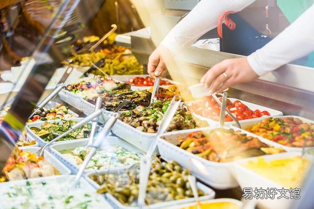 两家熟食店，一家味道一般态度好，一家味好态度差，你怎么选？为什么？