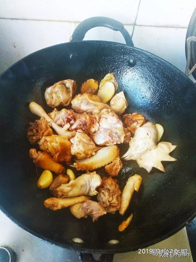 过年做两道菜给家公家婆尝尝:鸡肉和牛肉。请教怎样做鸡才好吃？牛肉怎么炒才滑嫩？