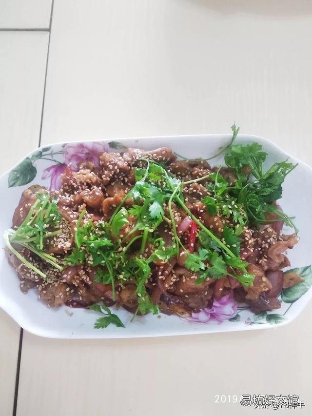 过年做两道菜给家公家婆尝尝:鸡肉和牛肉。请教怎样做鸡才好吃？牛肉怎么炒才滑嫩？